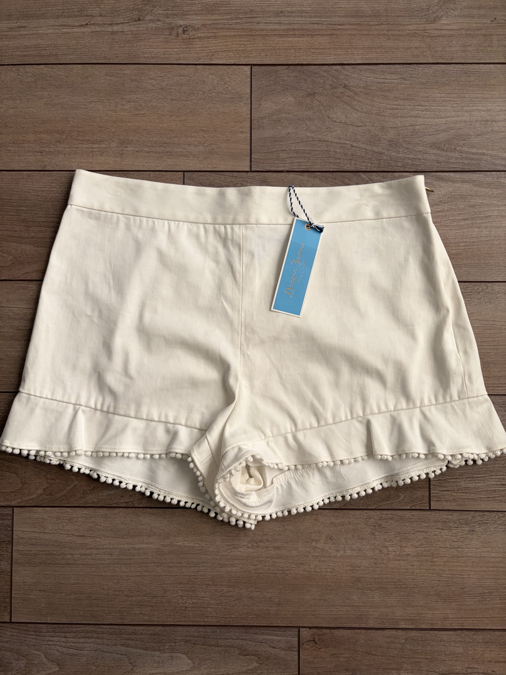 Draper James Flutter Short Women's Cream Shorts Size 8 Ruffle Pom Pom Trim NWT